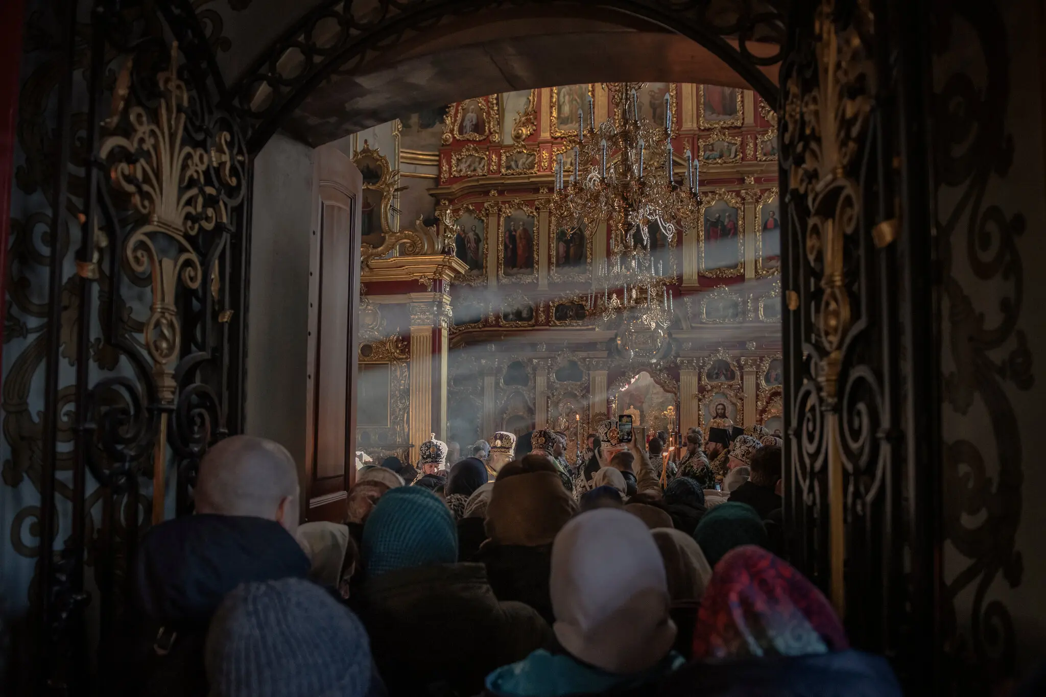 Прихожани на ранковій службі в комплексі Печерської Лаври в Києві, Україна, березень